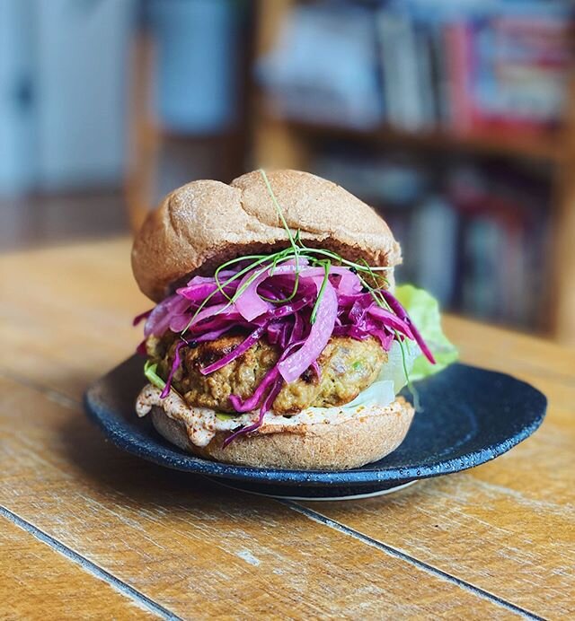 Alert! 🚨The turkey burgers with sriracha and avocado smashed into the meat mix (to help keep &lsquo;em juicy and add some fat) were pretty darn tasty. Served here with salsa macha (chili de arbol + peanut) mayo, red cabbage slaw, pickled onions, and