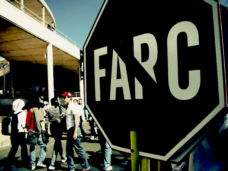 Un cartel que muestra el rechazo de una parte de la sociedad colombiana hacia las autodenominadas FARC. LEO PRIETO / FLICKR.