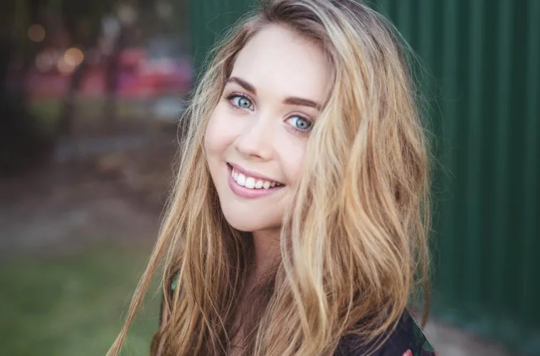 La nueva sensación artística de Kristina b — LA TABERNA UEA