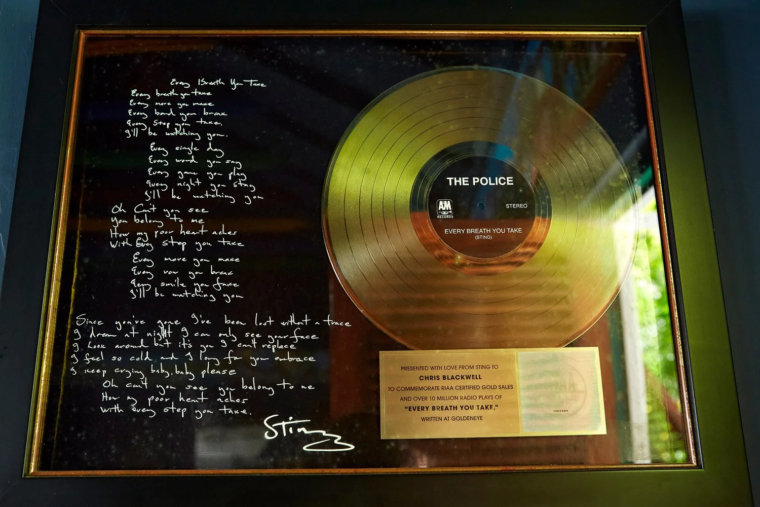 Disco dorado enmarcado de The Police junto a un texto manuscrito.