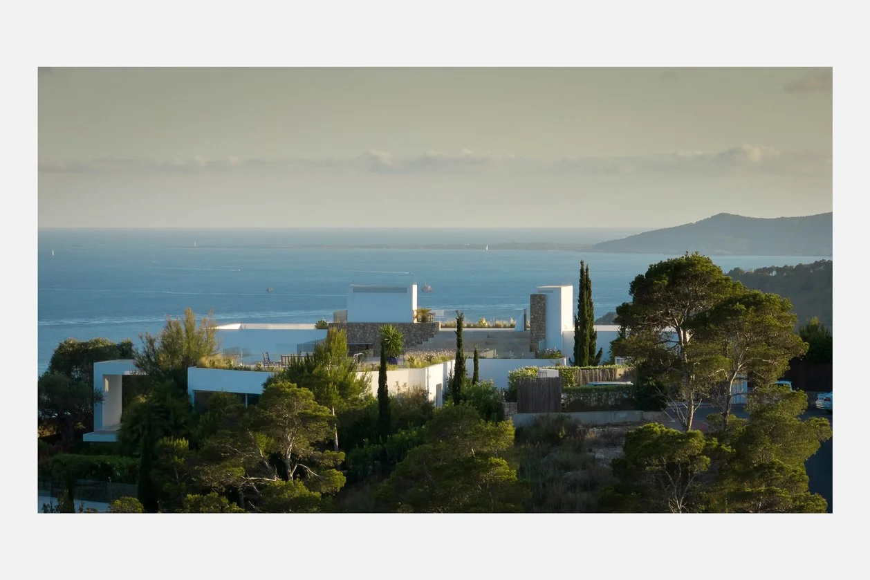 Vista de Puig d’Olivera integrada entre pinos con el mar al fondo