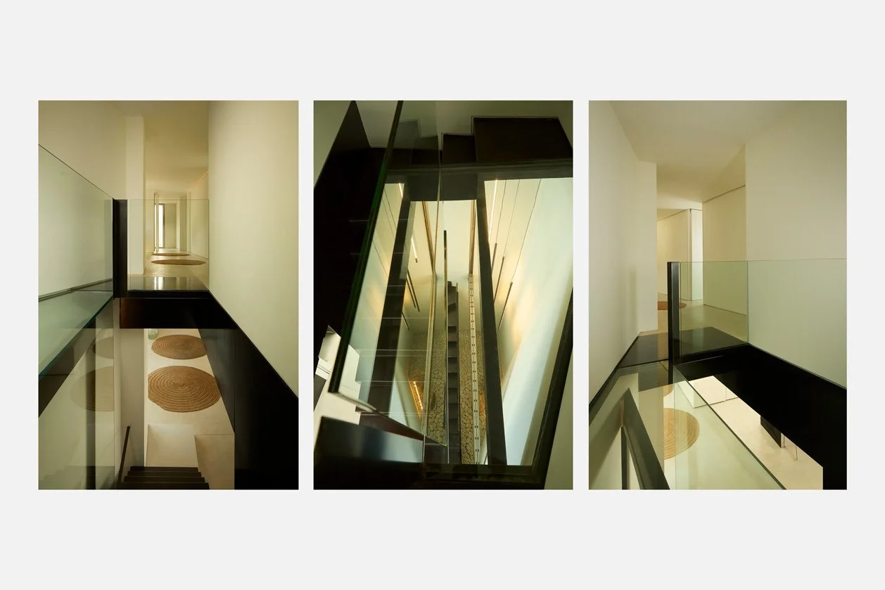 Tríptico de pasillos y huecos interiores con barandillas de cristal