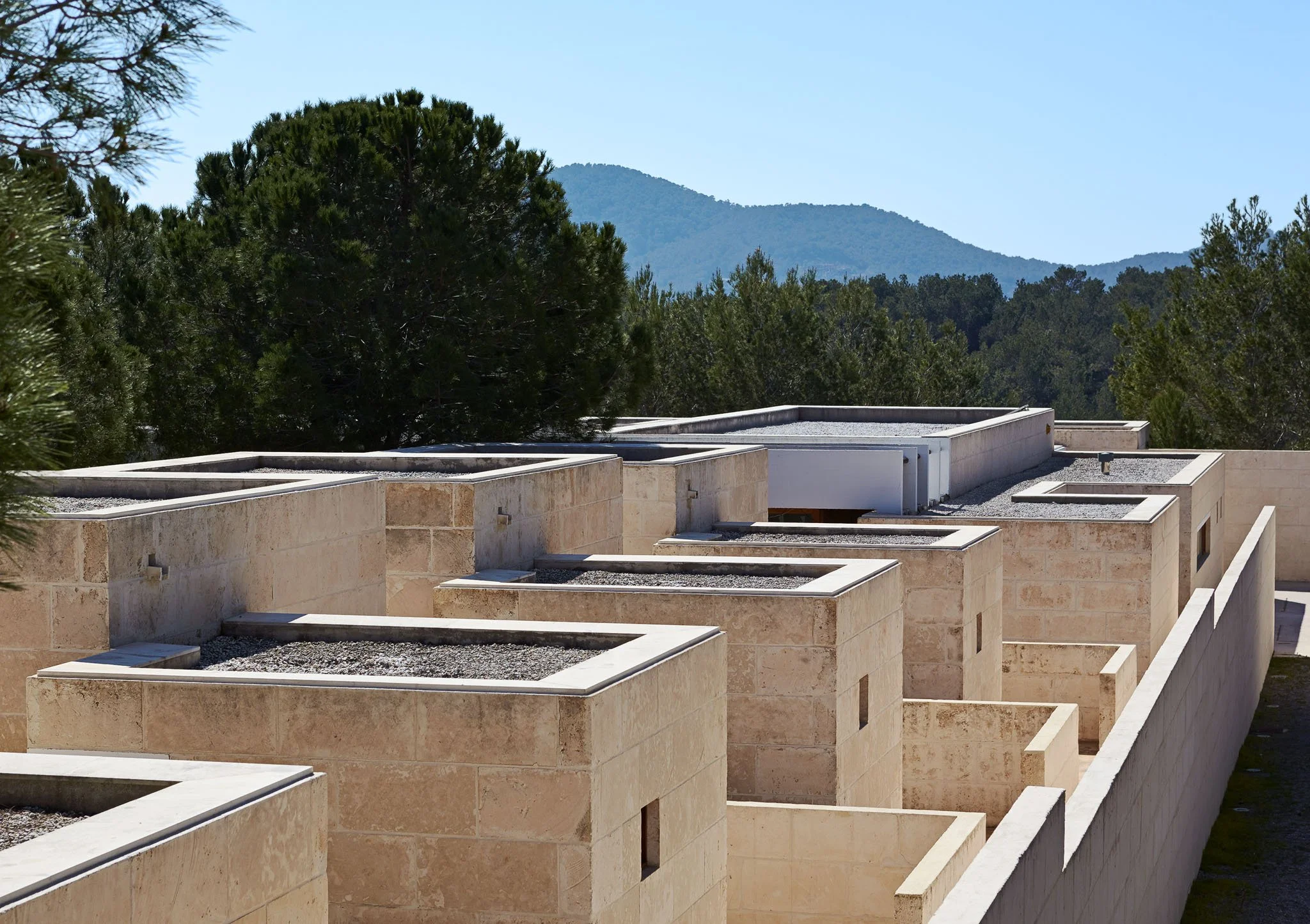 01-casa-tagomago-ibiza-pabellones-piedra-mares.jpg