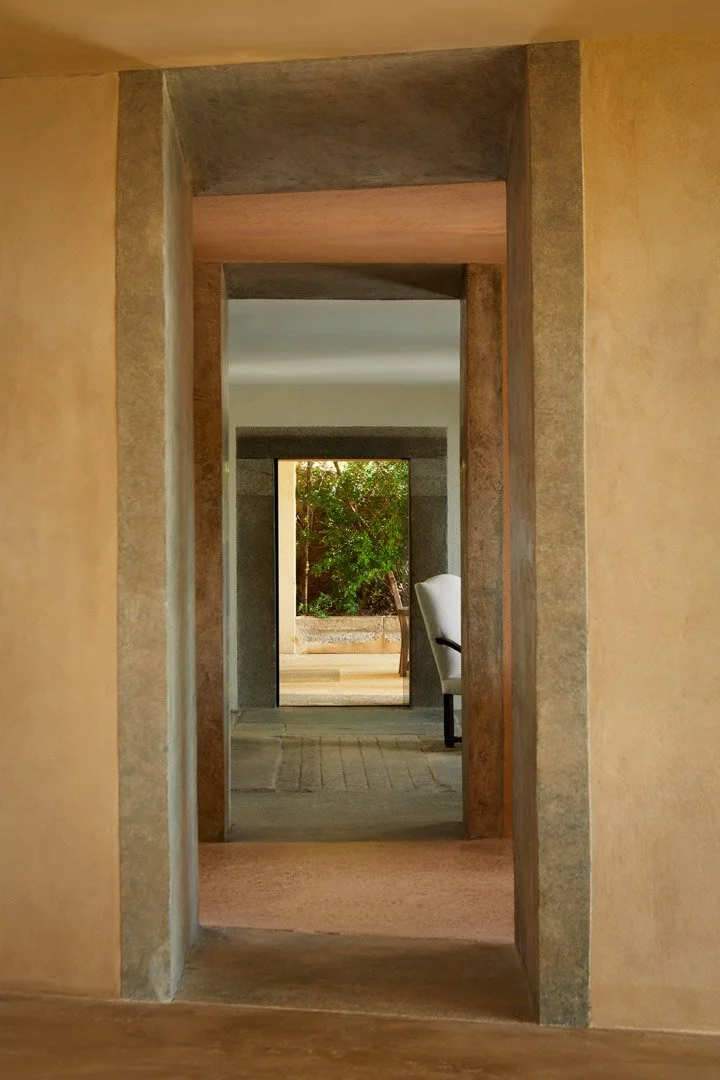 Sucesión de puertas que conecta estancias con el jardín