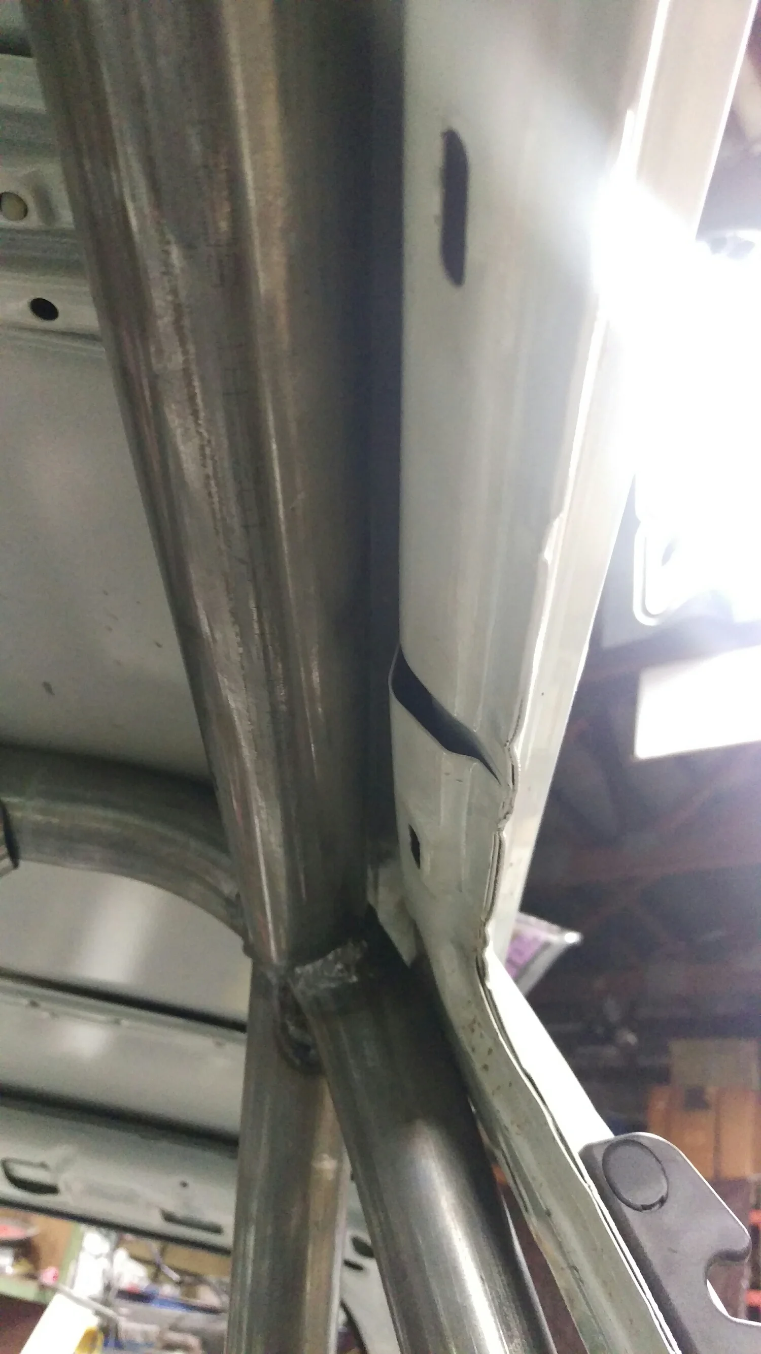 tight fitment to the B pillars is a good practice in cage design., as is tight roof fitment. Mike has done a great job fitting this setup in Nick's ancient Honda.
