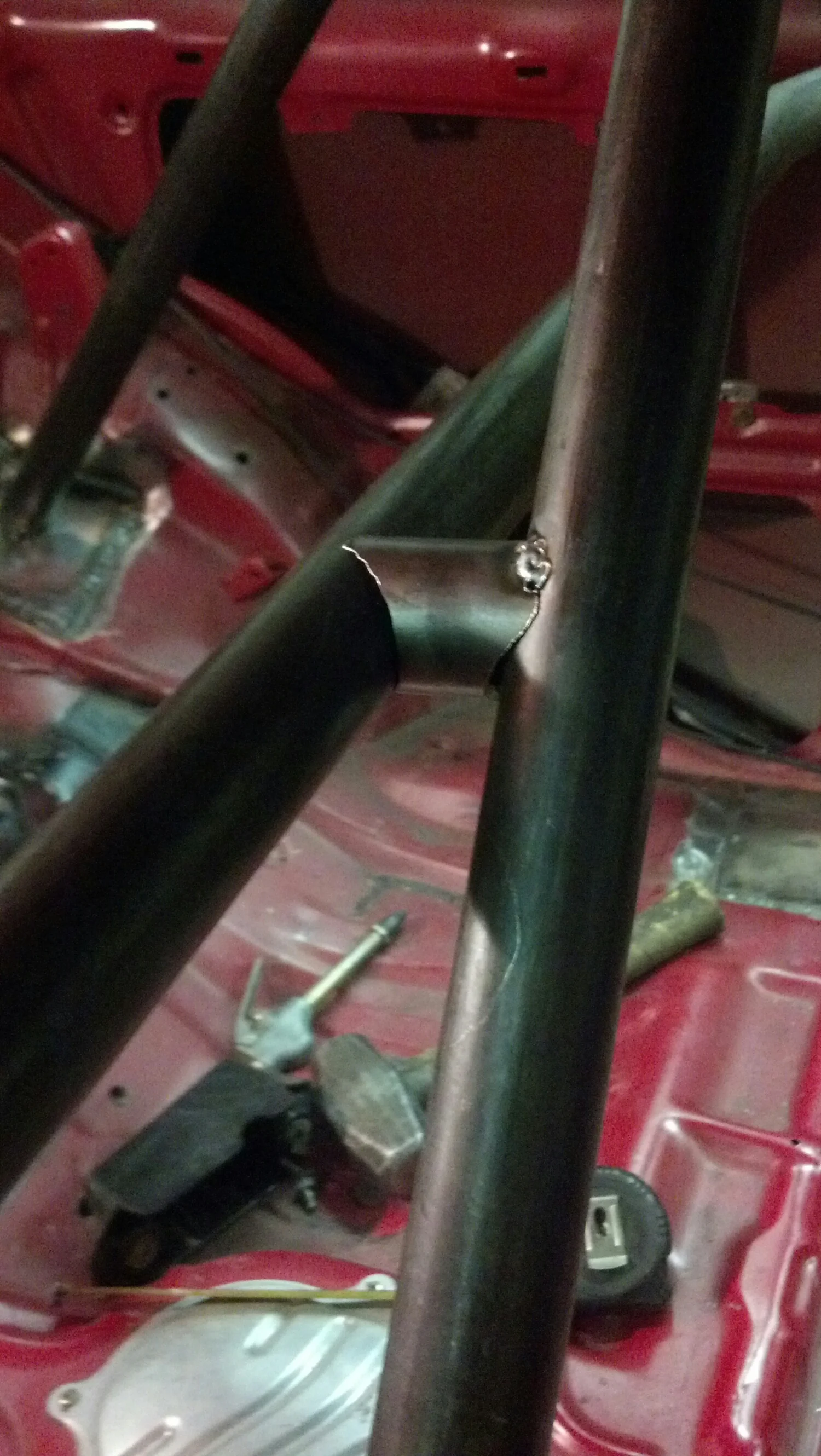 a small detail from the cage we did on brad Adams' HC2 car. His harness bar bends rearward, around the diagonal hoop brace, and we tied them together with this cute lil piece. 