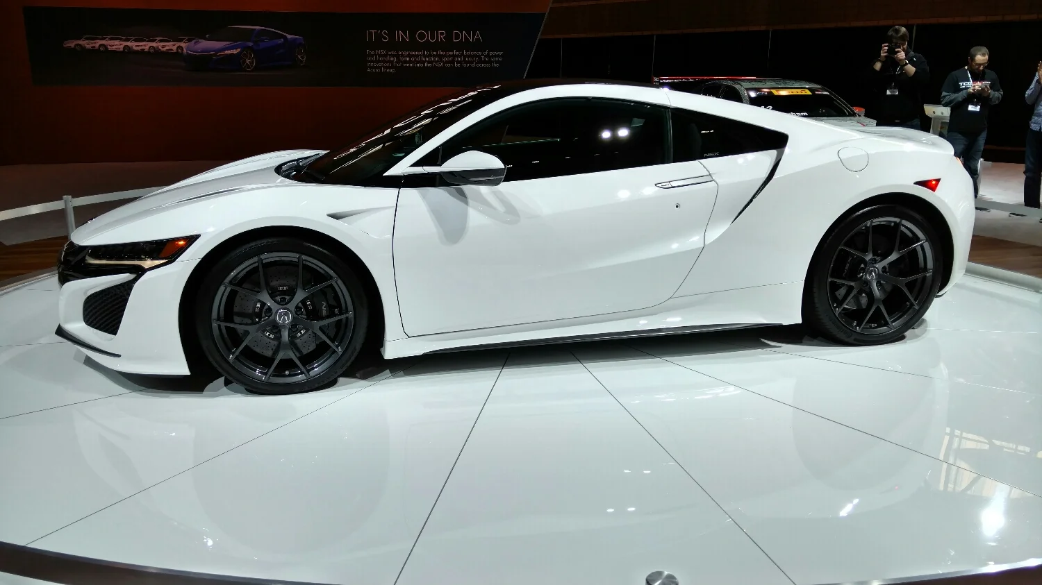 ohhhh the new NSX is so pretty in real life. 