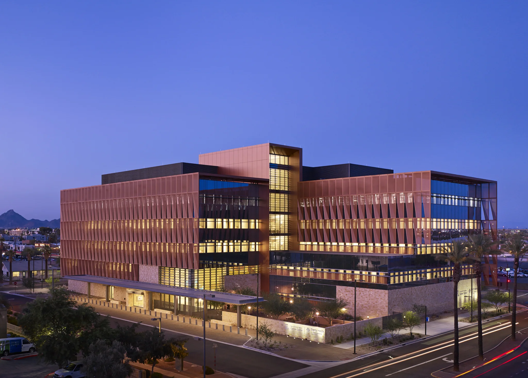 AWARDS AIA/AAH, Healthcare Design Award Chicago Athenaeum, American Architecture Award Contract Magazine’s 38th Annual Interiors Awards, Healthcare PUBLICATIONS Architect , "The University of Arizona Cancer Center at Dignity Health St. Joseph’s Hospital and Medical Center" Architectural Record , "A Place in the Sun: A high-performance building in the desert serves as a therapeutic refuge for cancer patients” Health Facilities Management , "Cancer Centers Lead the Way" Arizona Cancer Center ZGF Architects Phoenix, Arizona Return to Projects