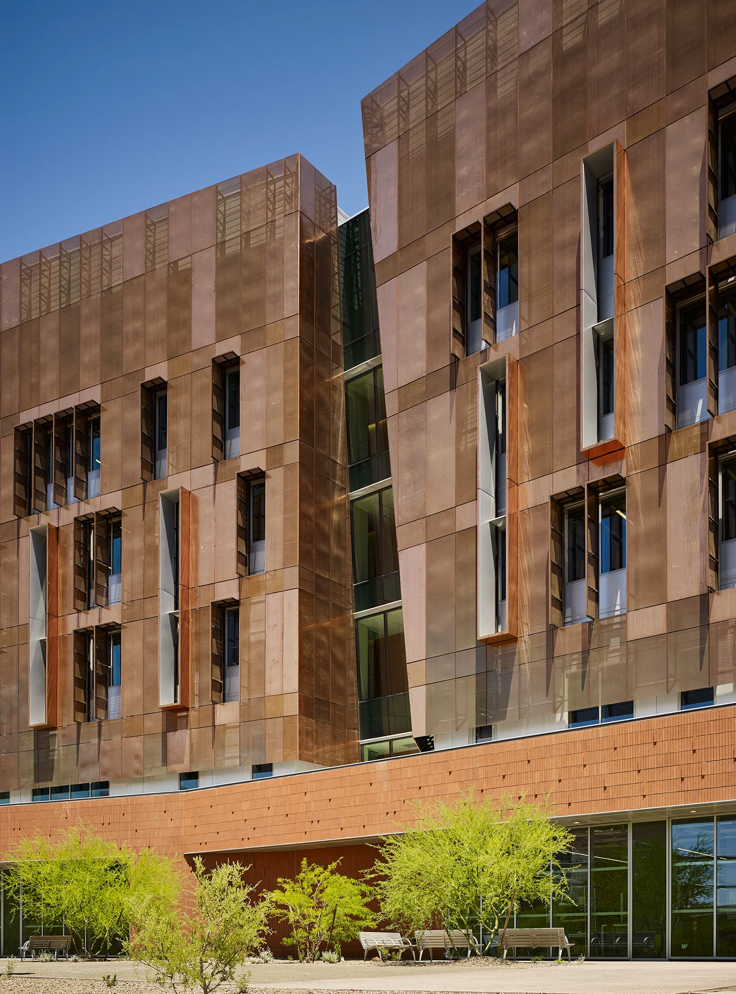 AWARDS ENR Best of the Best Awards: Best of Higher Education/Research PUBLICATIONS Arch Daily , November 2018: “Biodesign Institute C Project Profile” Arizona State University, BioDesign Institute ZGF Architects La Jolla, CA Nick Merrick