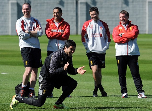 Suarez laughing in training.JPG