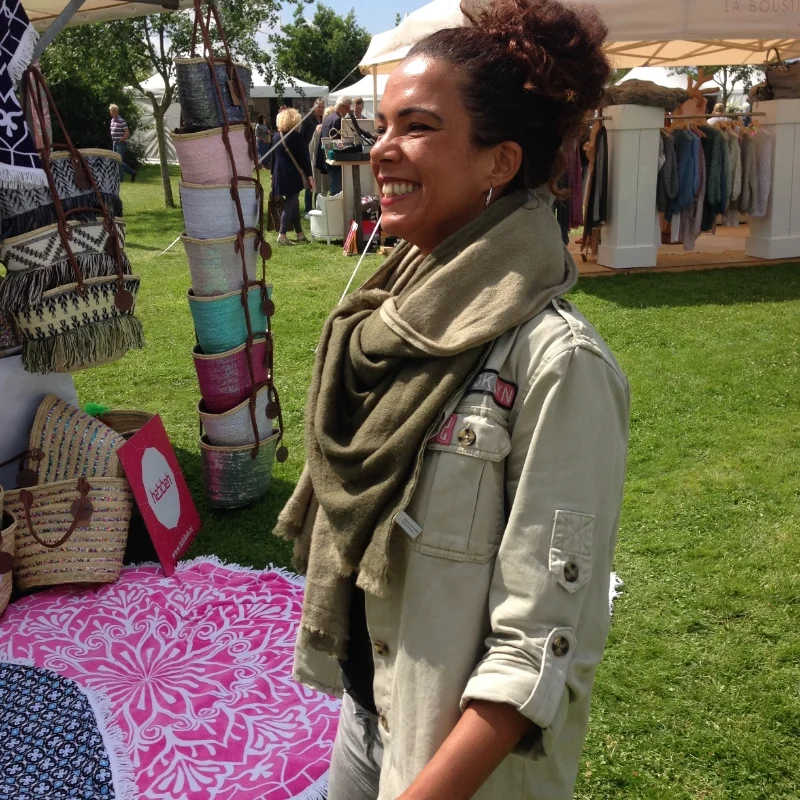 Té gezellige buurvrouw, Fatima die stond met haar collectie Habibah