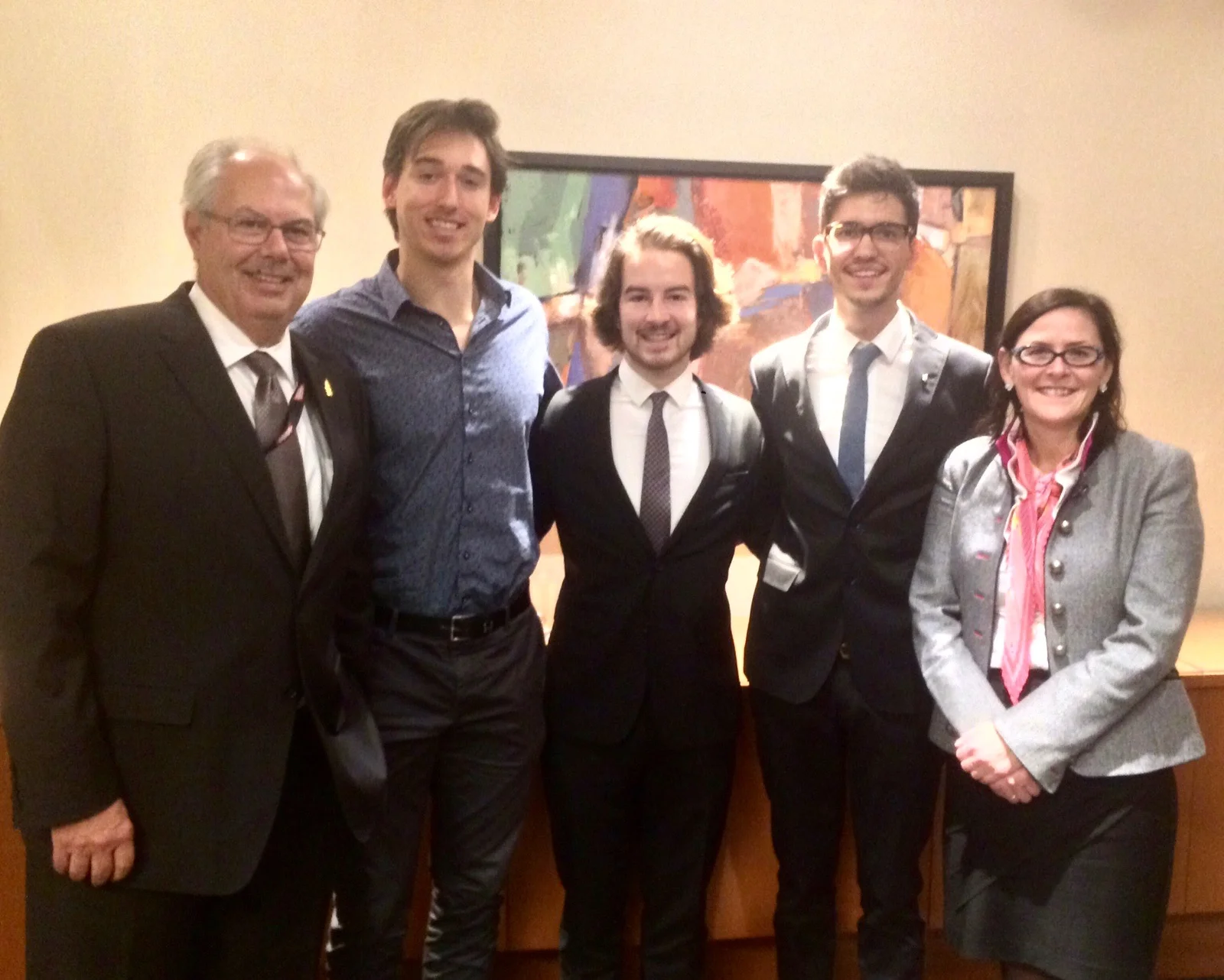 De gauche à droite: Dr Louis Godin, Président de la FMOQ, Toby Messier, Président d'OMEGA, Philippe Gauthier, Directeur des partenariats d'OMEGA, Joel Neves Briard, Vice-Président Exécutif d'OMÉGA, Dre Diane Francoeur, Présidente de la FMSQ. 