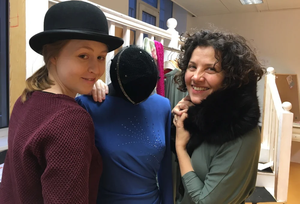 Director Mathilde Berry (r.) and Assistant Director Birte Oldenburg (l.) in the rehearsal room - the mannequin in the middle is part of the set decoration of Death in High Heels