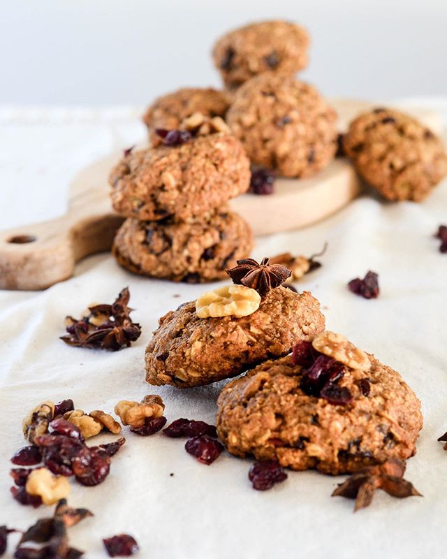 Moist and chewy, hearty and healthy, these nutrient-dense treats check off all the &ldquo;breakfast cookie&rdquo; boxes 👍🏼⁣
⁣
In fact, they&rsquo;re so satisfying (not to mention seriously simple to make), you won&rsquo;t even mind, care, or notice