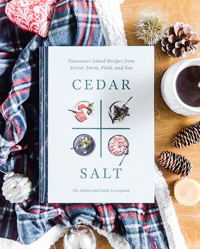 GIVEAWAY TIME 🎁🎉⏰⁣⁣⁣
⁣⁣⁣
you guys I&rsquo;m OBSESSED with this cookbook 😳🙌🏼⁣⁣
⁣
not only do the recipes look TO-DIE-FOR&hellip;⁣
⁣
not only are the photos a complete feast-for-the-eyes&hellip;⁣
⁣
but most importantly it celebrates the abundant b