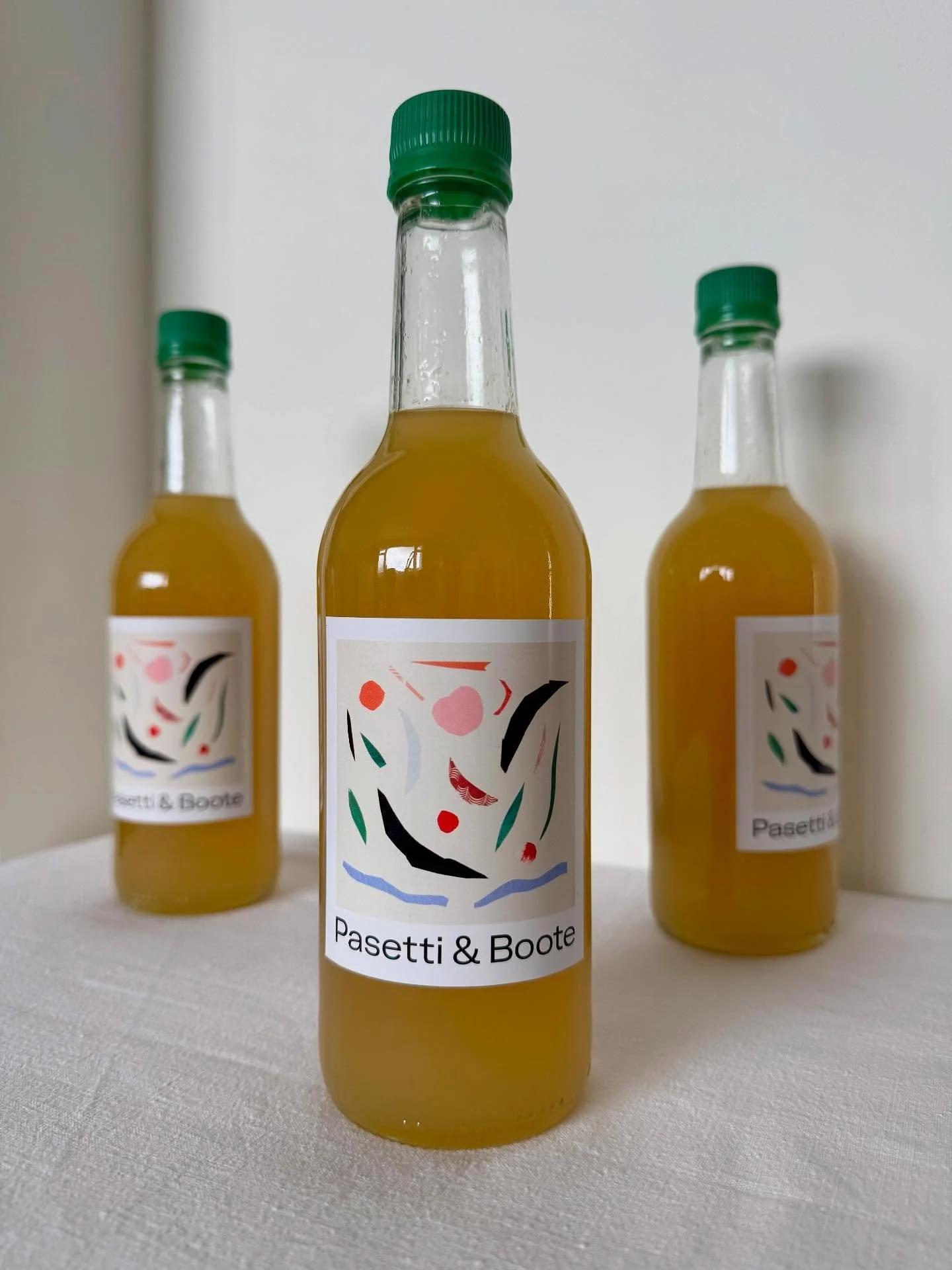 She&rsquo;s back! Fig leaf and lime cordial 🍋&zwj;🟩💦 Pour over ice and top up with sparkles for a tingle-tastic refreshing pick me up soda. Tastes as bright as she looks and boy have I been getting through some these few toasty weeks. We juice, ju