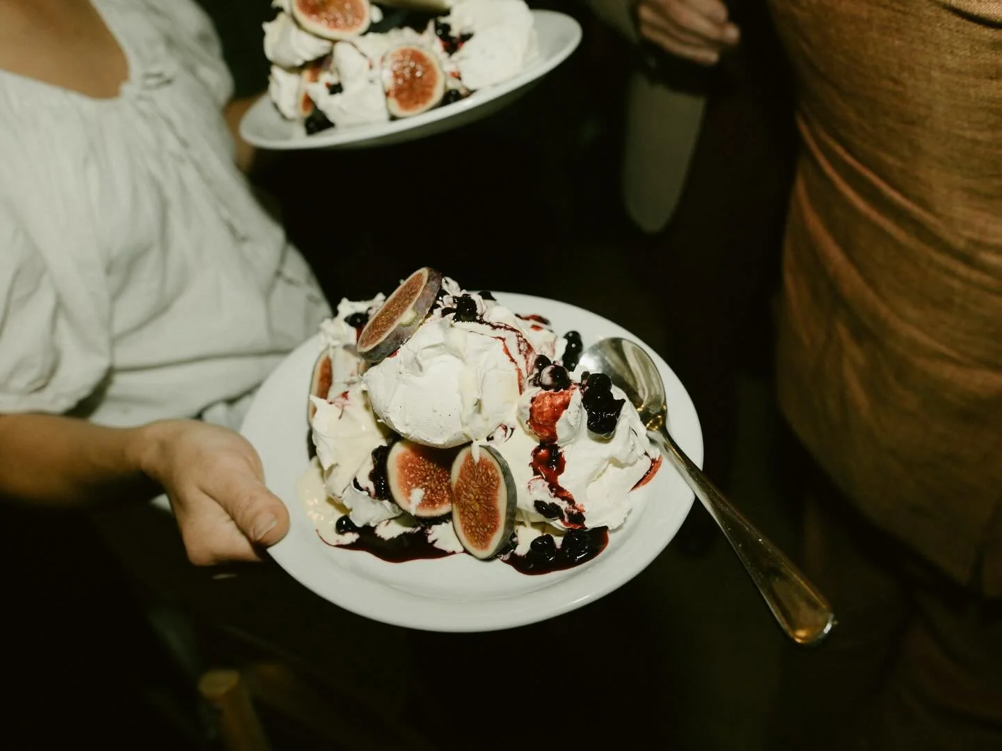 Sharing desserts for small tables at Isabella and James&rsquo; 💝 
.
.
.
📸 @eddtaylorweddings