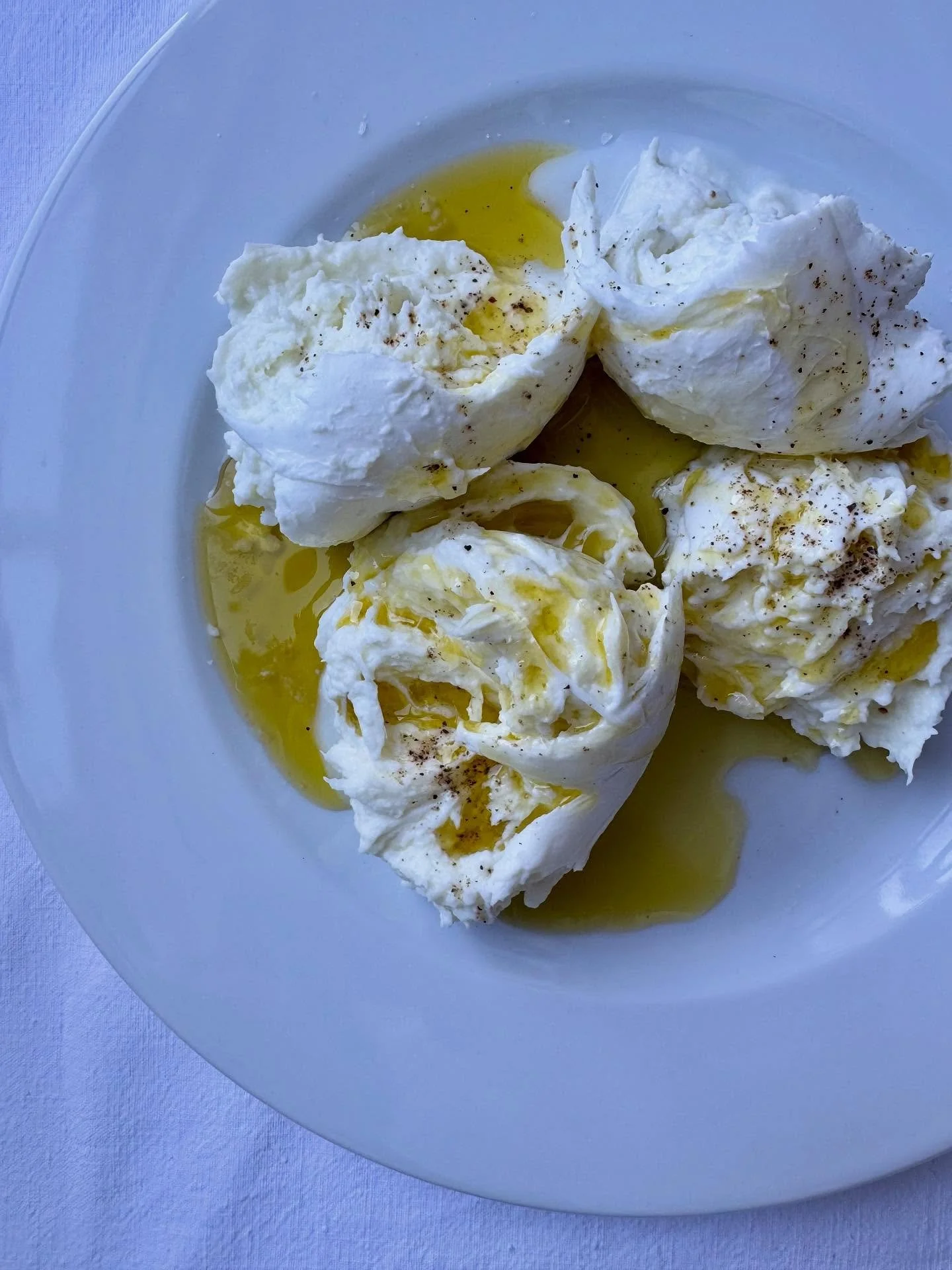I LOVE buffalo mozzarella, so here&rsquo;s some we served for Taylor and Lake and their 32 guests. Taylor is a BIG Harry Potter fan hence the dining table vision, and Lake is vegan hence his cavatelli mains. Close family and friends came together for