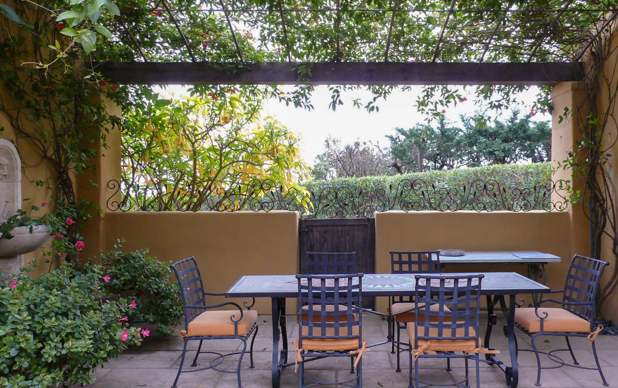 D-ext-dining1_e.jpg
