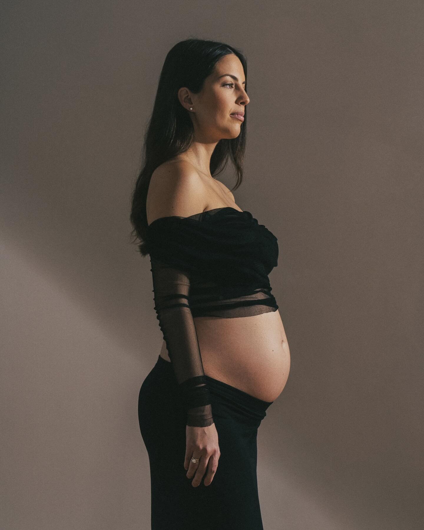 Reinventing maternity with @nicoledhaliwal ❤️&zwj;🔥

#maternity #maternityphotoshoot #maternityphotography #maternityfashion