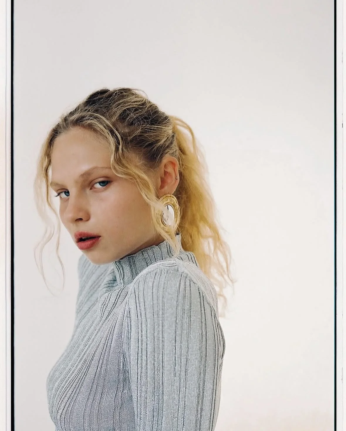 @sasha.boulton 

Shot and styled by me

#editorialphotography #fashionphotography #metallic #artdirection #aestheticfeed