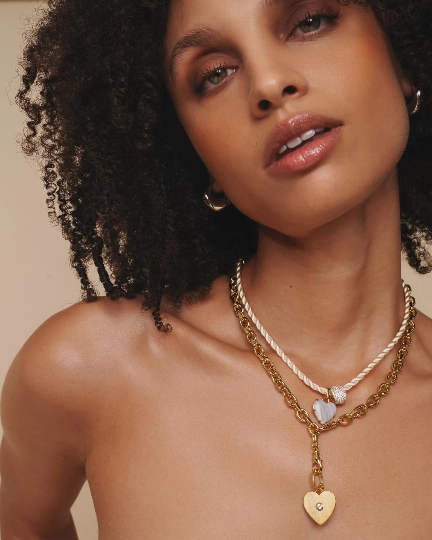 New V Day campaign for @melanieauldjewelry 🤍 Styled by the talented MAJ team ✨

Feat. @natttybee @wild.mgmt @theartistrycollective 

#valentinesday #jewelrycampaign #vdayjewelry #vday