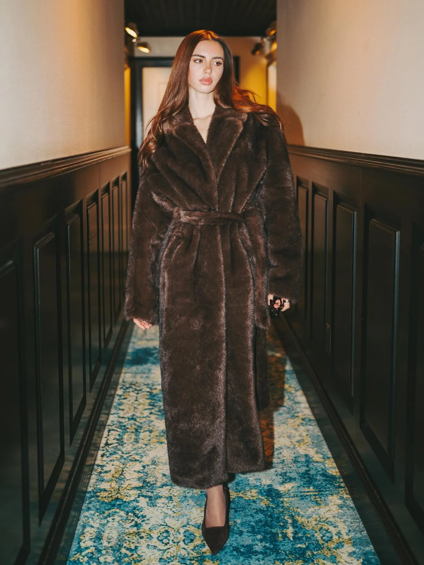 Keeping warm in NYC with @oliviacoutts wearing  @mylamarque 🤎 @ludlowhotelnyc 

#nyc #ludlowhotel #lowereastside #fauxfur