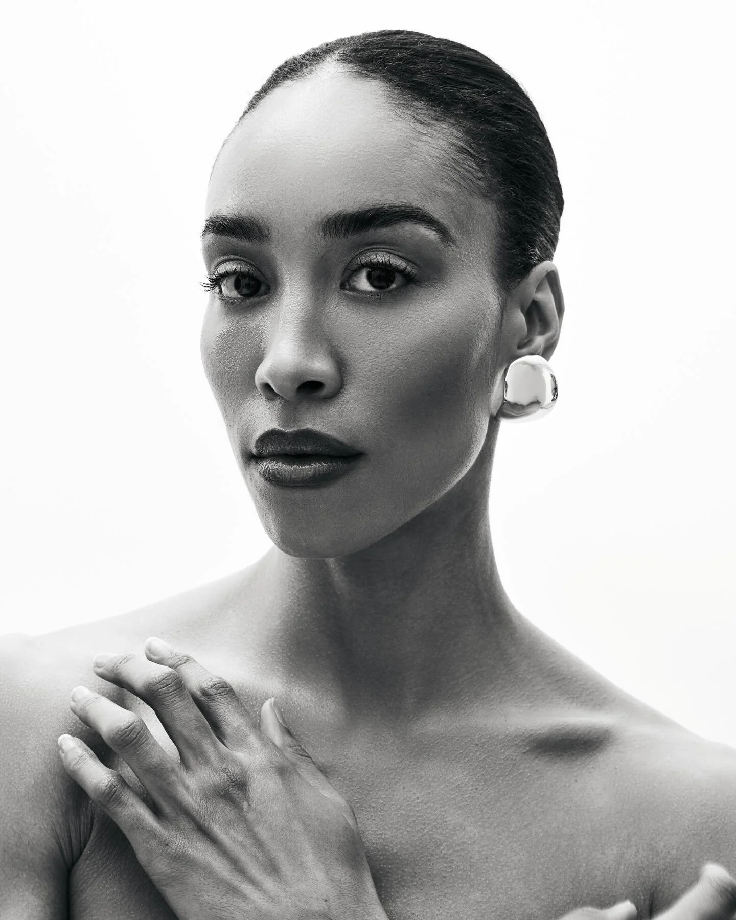 A little beauty test with @mayao_ @richardsmodels 
Hair and makeup by @theartistrycollective 
Lighting assist @dani.costelo 
Styled and shot by me.

#beautyphotography #glowyskin #vancouverphotographer #blackandwhite