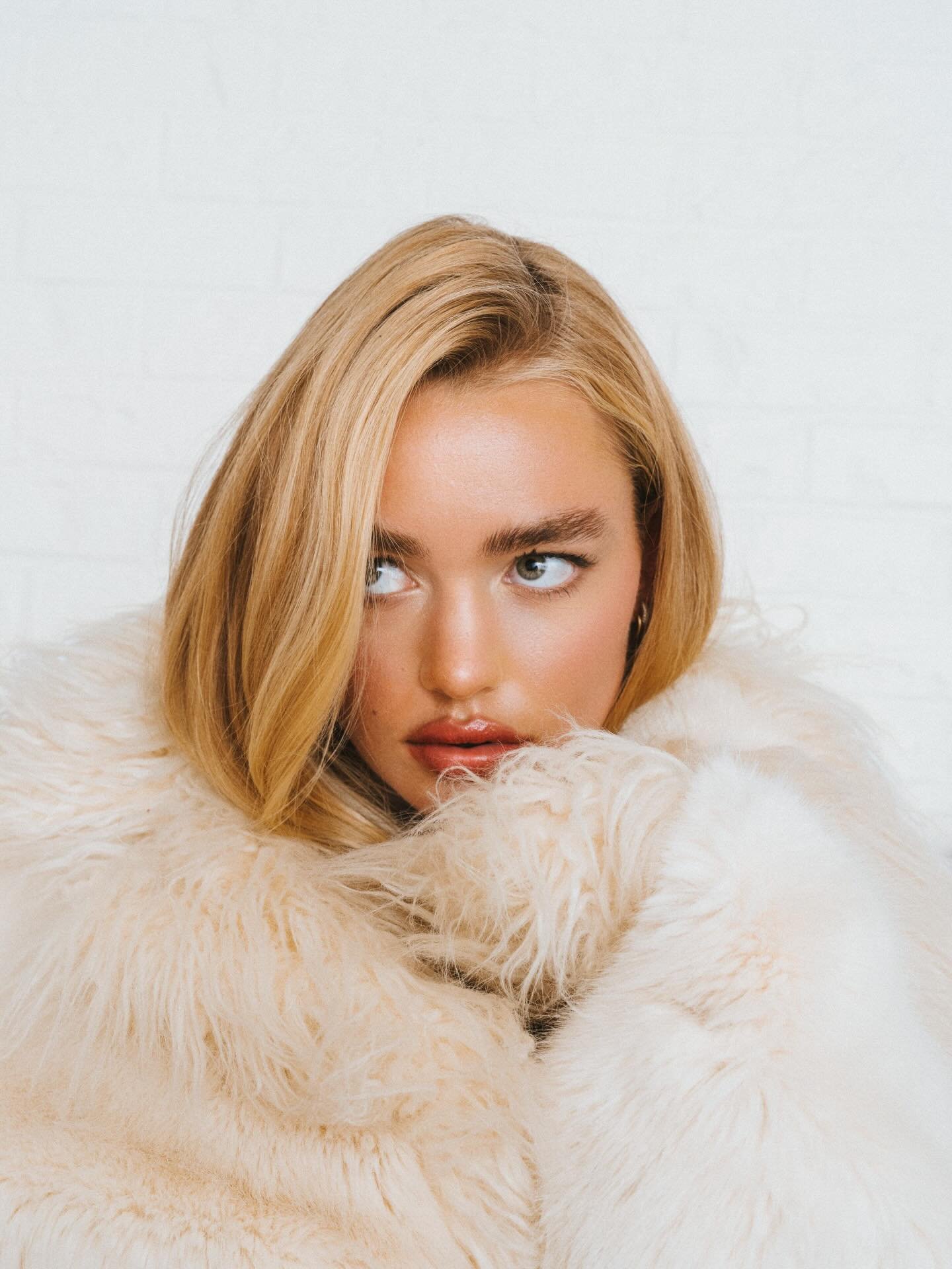 She&rsquo;s a cozy gal. ☁️
Model @aqua.bruhwiler @lizbellagency 
Stylist @sarahdarceystyle 
Makeup @artistrybyksenia 
Hair @meagankinuhair 
Set design @kollectionbyirie 

#fashioneditorial #fauxfur #vintage