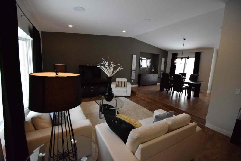TODD LEWYS / WINNIPEG FREE PRESS/Situated beneath a vaulted ceiling, the sunken living room is ideal for entertaining.
