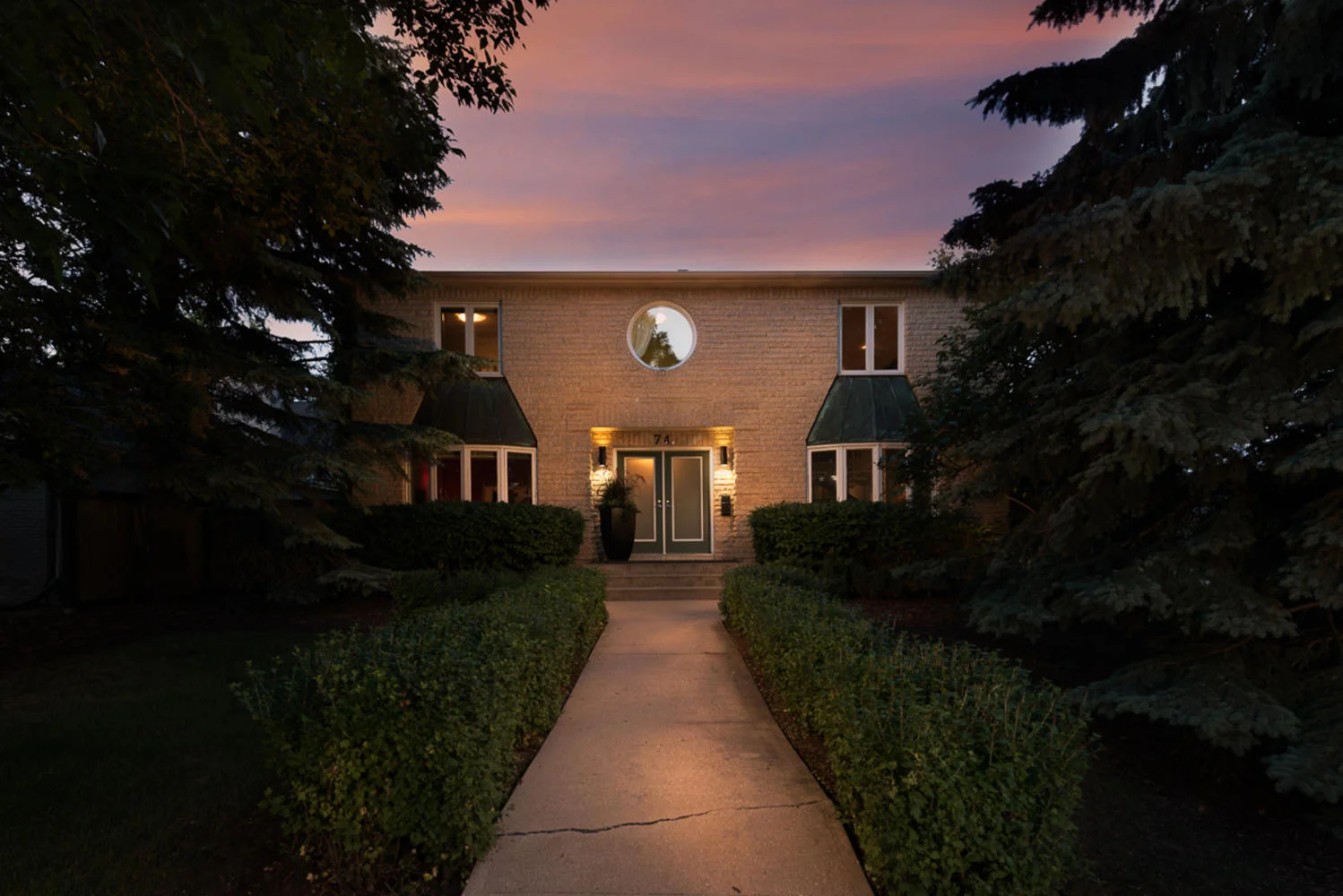 74 Dunbar Crescent Winnipeg MB-large-002-Front Exterior-1200x801-72dpi.jpg