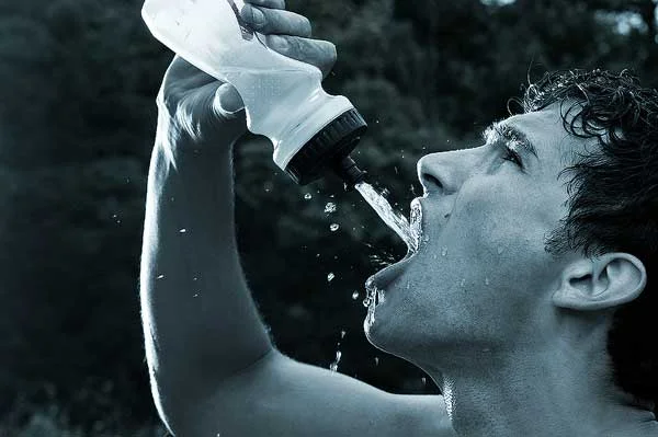 ManMarathonDrinkingWater.jpg