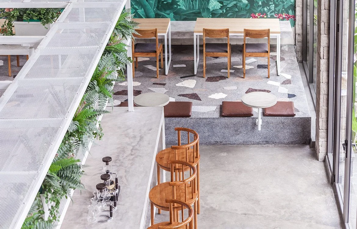 XOFullCircleBaliCCSheilaMan_bar-floor-and-table-seating-1170x751.jpg