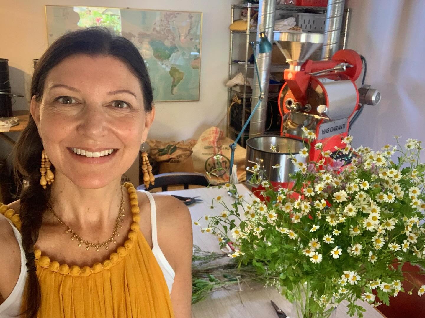 Here is me feeling blissed out on flowers, excitedly awaiting the arrival of my workshop attendees for last weekend&rsquo;s flower crown workshop. It was a wonderful morning filled with chatter, happiness, creativity and joy 🥰 Thank you @homegrownpa