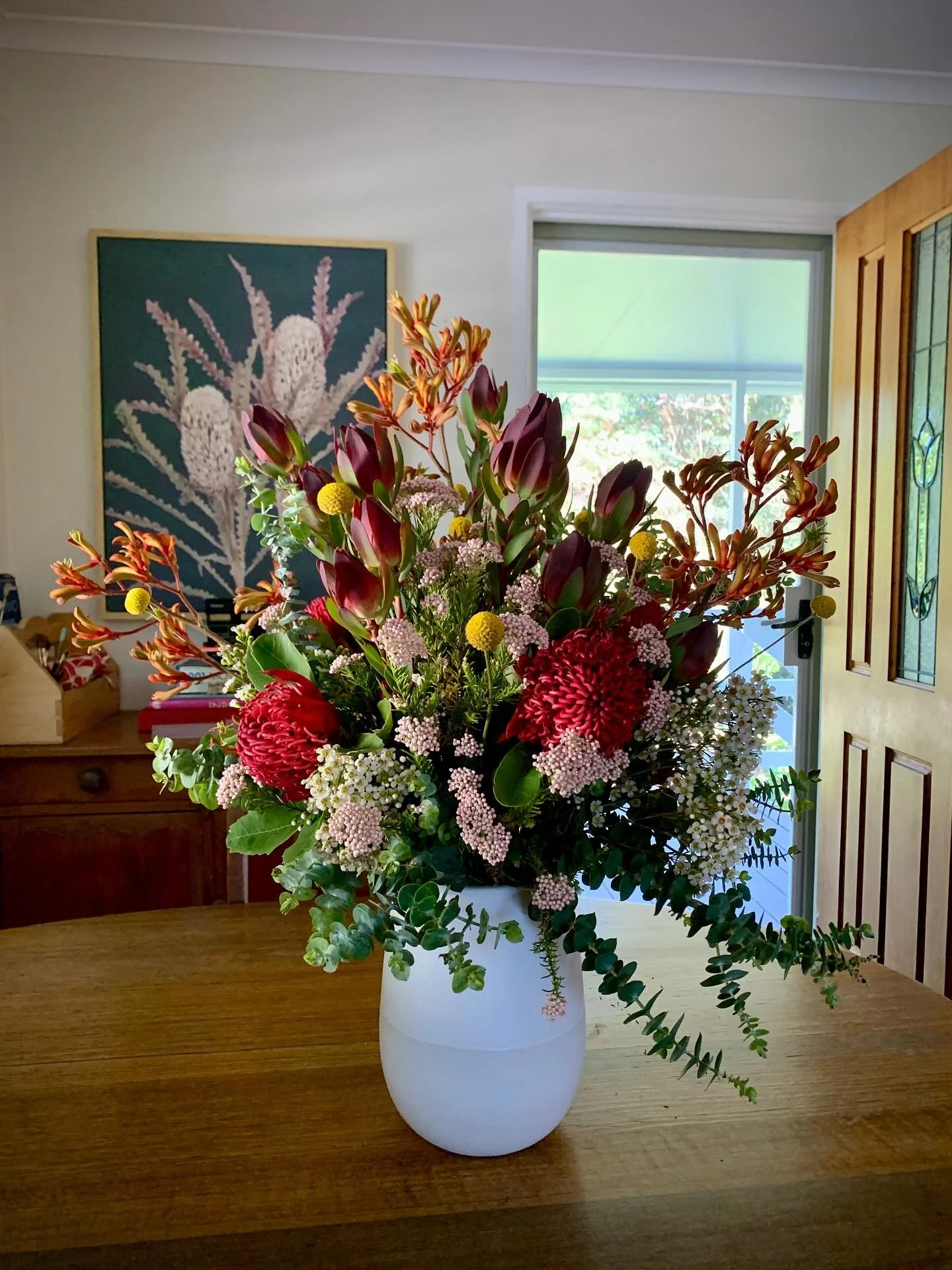 Big native beauty for an engagement party. Waratahs, billy buttons, kanga paws, leucs&hellip; these are a few of my favourite things! &hearts;️🧡 (ps workshop coming 20/12. save the date! more soon x)