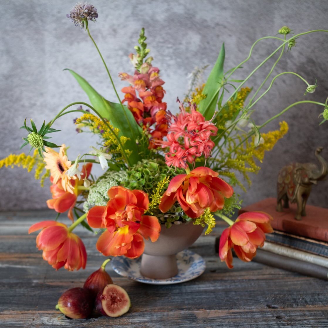 Wowwww that was fun! Thank you to all the creative flower souls who joined us for our Lush Centrepiece workshop. We channeled inspiration from 17th century Dutch still life paintings to create these stunning floral arrangements. 

Huge thanks to 
📷 