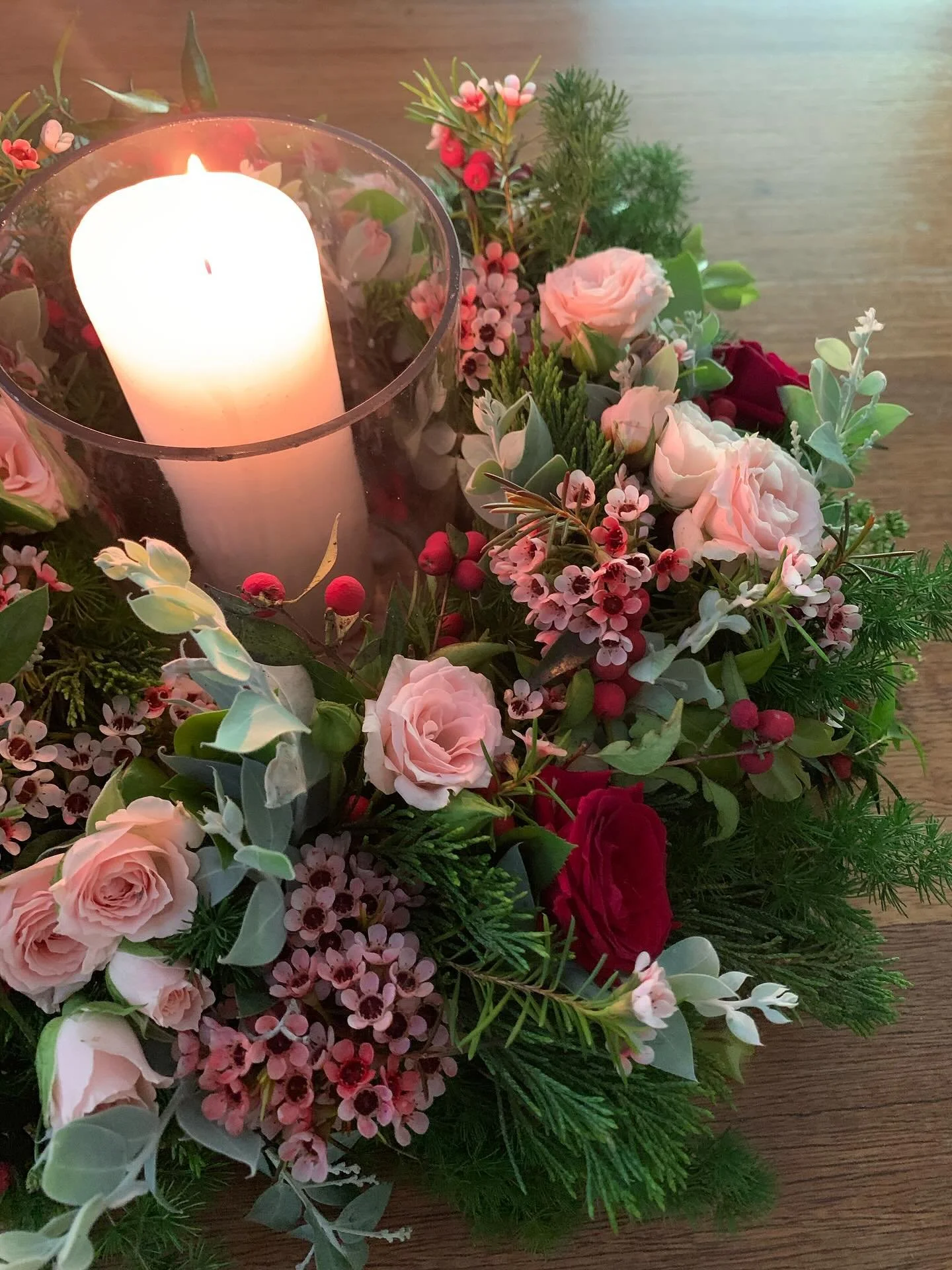 Display wreath + candle and glass cylinder from yesterday&rsquo;s workshop up for grabs. Normally $155. Selling for $95. Pink and red spray roses, Geraldton wax, cypress, wattle, berries. 30cm x 15cm. Must go today. First in!! 🎄