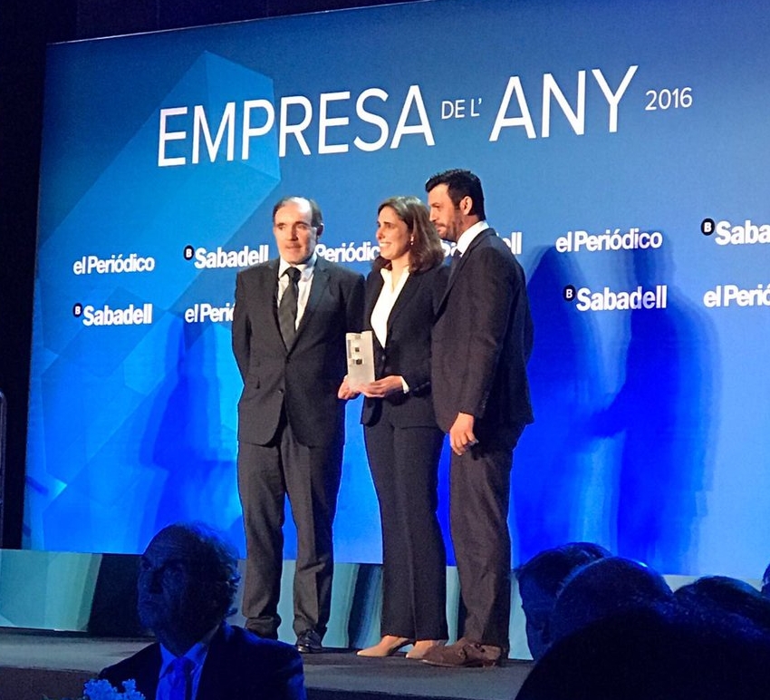 Our CSO, Ruth M. Risueño, receives the prize from Conrado Carnal (Director Grupo Zeta) and Antonio Renom (CEO of Levante Capital).