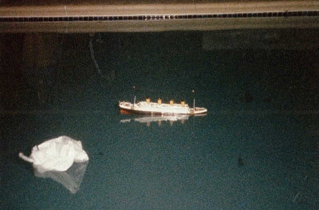 titanic-and-iceberg-model
