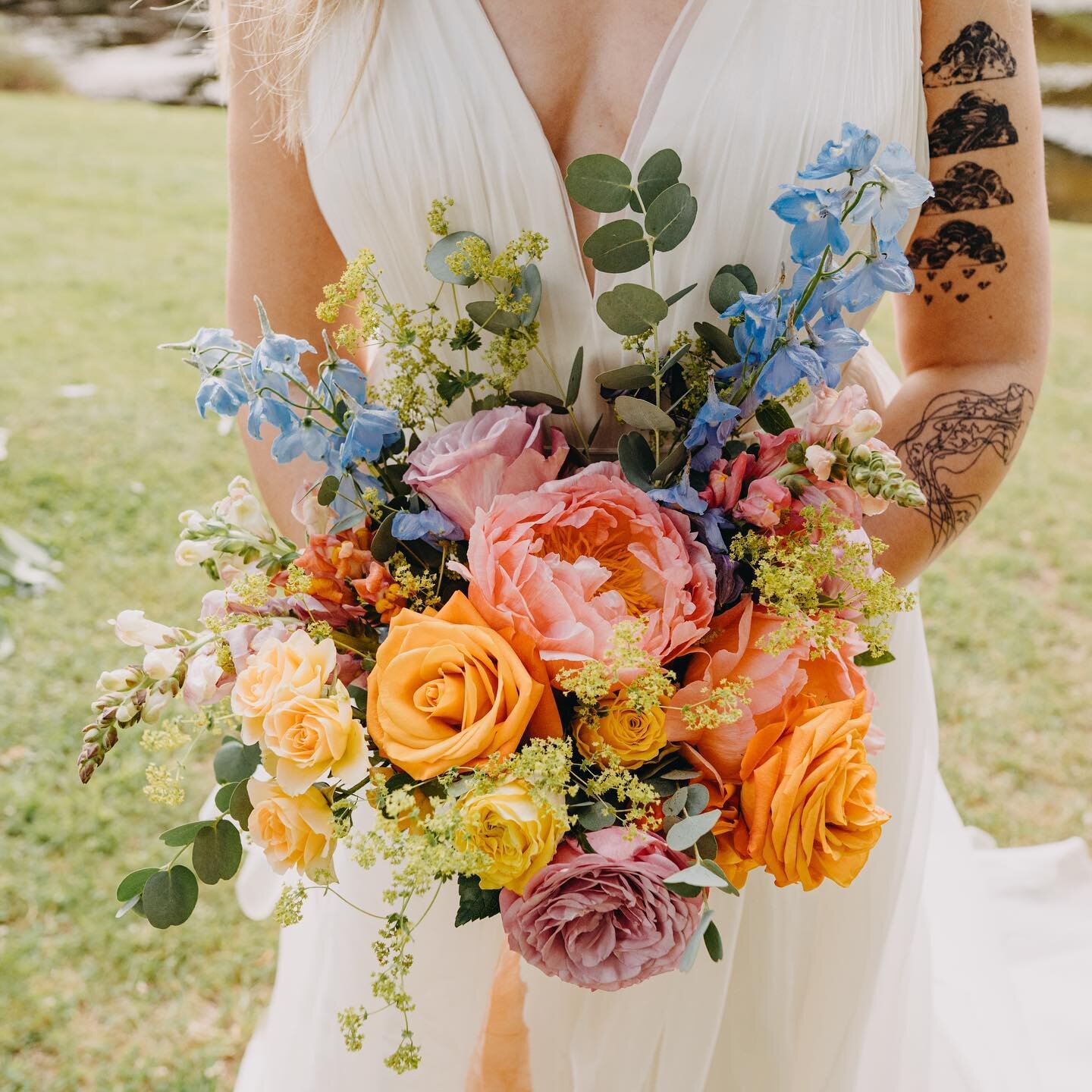 🌈 Colour pop ✨The most colourful blooms from @bloomologieflowers from a recent wedding at @hydeestatesussex - can&rsquo;t wait to show you more of her handiwork at this incredible wedding ✨

Photography @lexflemingphoto 
Venue @hydeestatesussex 
Flo