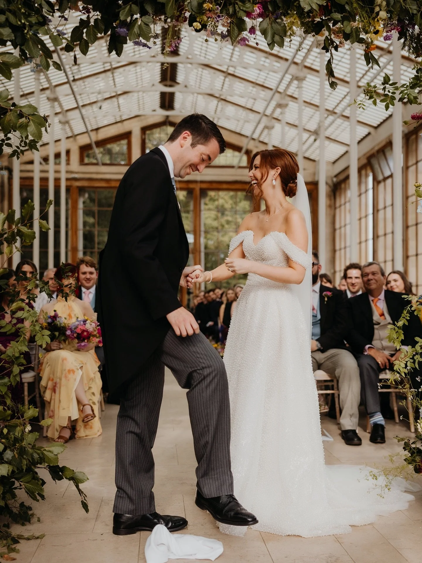 Smashing the glass in style at @kewevents ✨

📸 @jonnympphotography 
💐 @pollen.nation.flowers 

#kewgardenswedding #jewishwedding #weddingplanner #londonwedding #londonweddingplanner