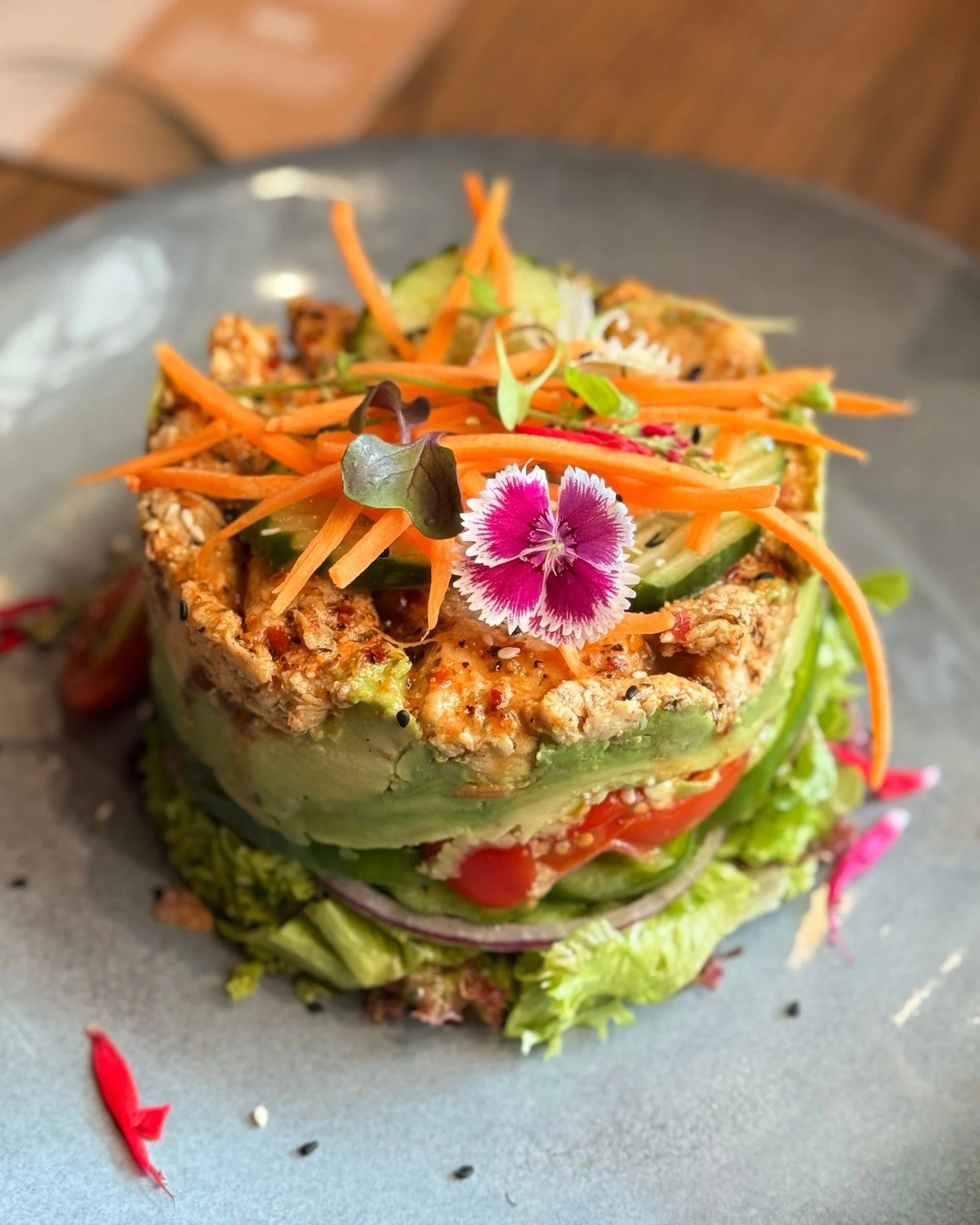 Fresh, light, and full of flavour. 🥗✨ Our chicken &amp; avo salad is the perfect balance of protein, crunch, and creaminess &mdash; a wholesome bite for any time of day. 💚 

@galleriamall
@umhlanga_rocks
@gatewayumhlanga
@lighthousequarter_umhlanga