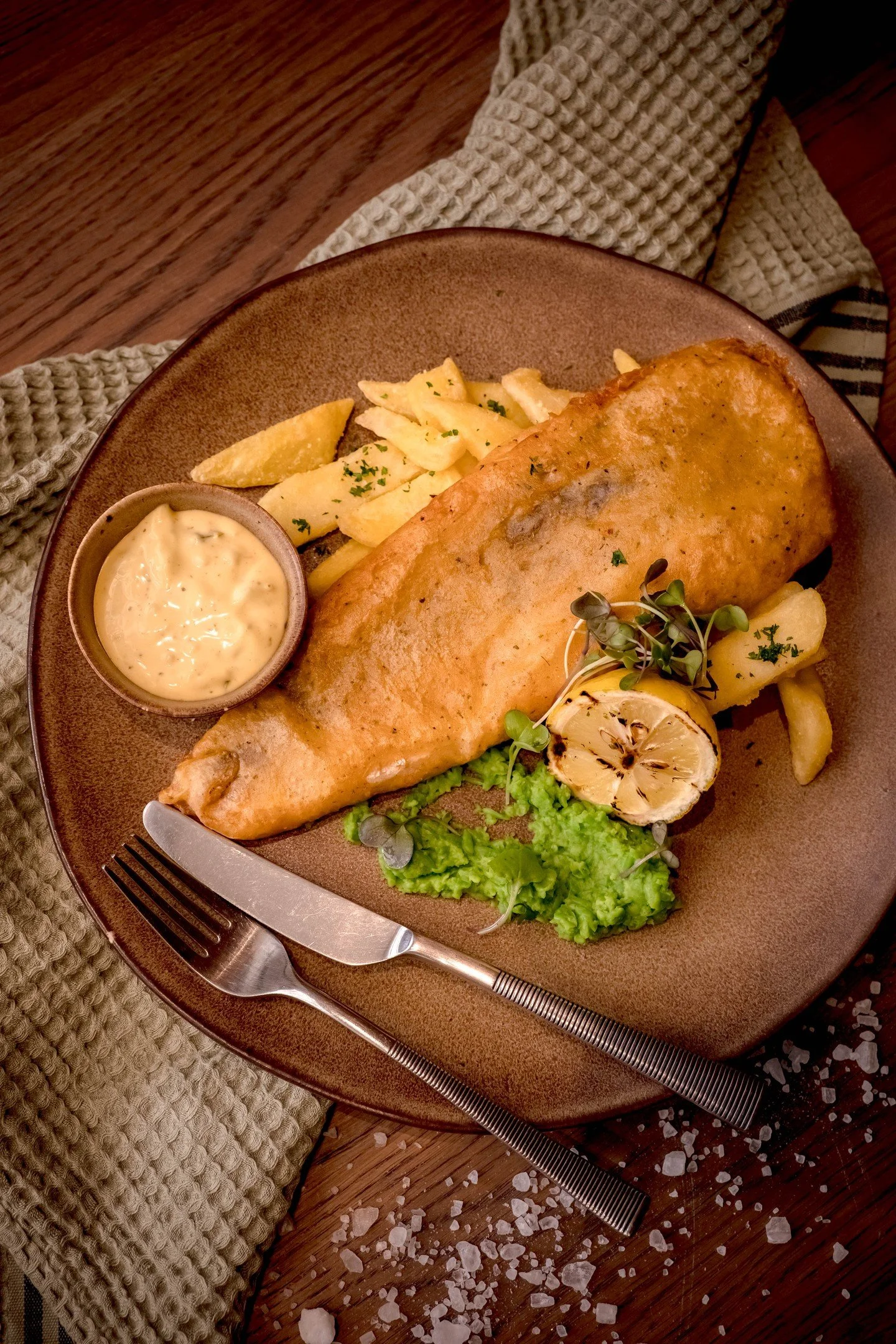 Crispy, golden, and oh-so-delicious 🐟🍟 Nothing beats a classic Hake &amp; Chips!

@galleriamall
@umhlanga_rocks
@gatewayumhlanga
@lighthousequarter_umhlanga

#CircusCircusCafe #CircusCircusSA #FishAndChips #SeafoodLovers #DurbanDining #GoldenGoodne