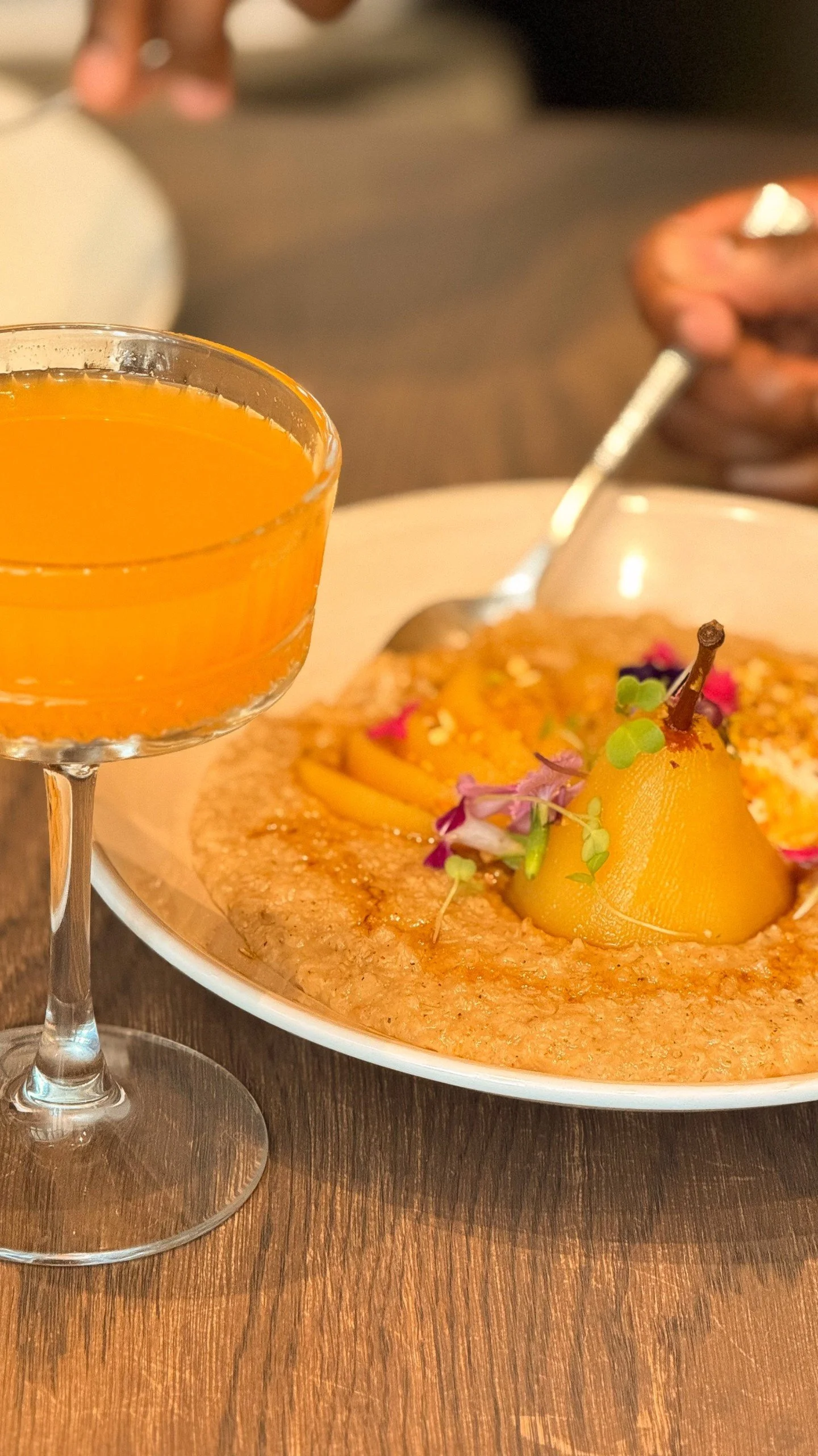 Soft, nutty, naturally sweet.🌱🥣 A calm, nourishing start to the day.

This is our PEAR &amp; PISTACHIO OATS. Creamy cardamom oats, citrus-poached pear, crushed pistachios, drizzle of maple syrup and finished with Greek yoghurt.

@galleriamall
@gate