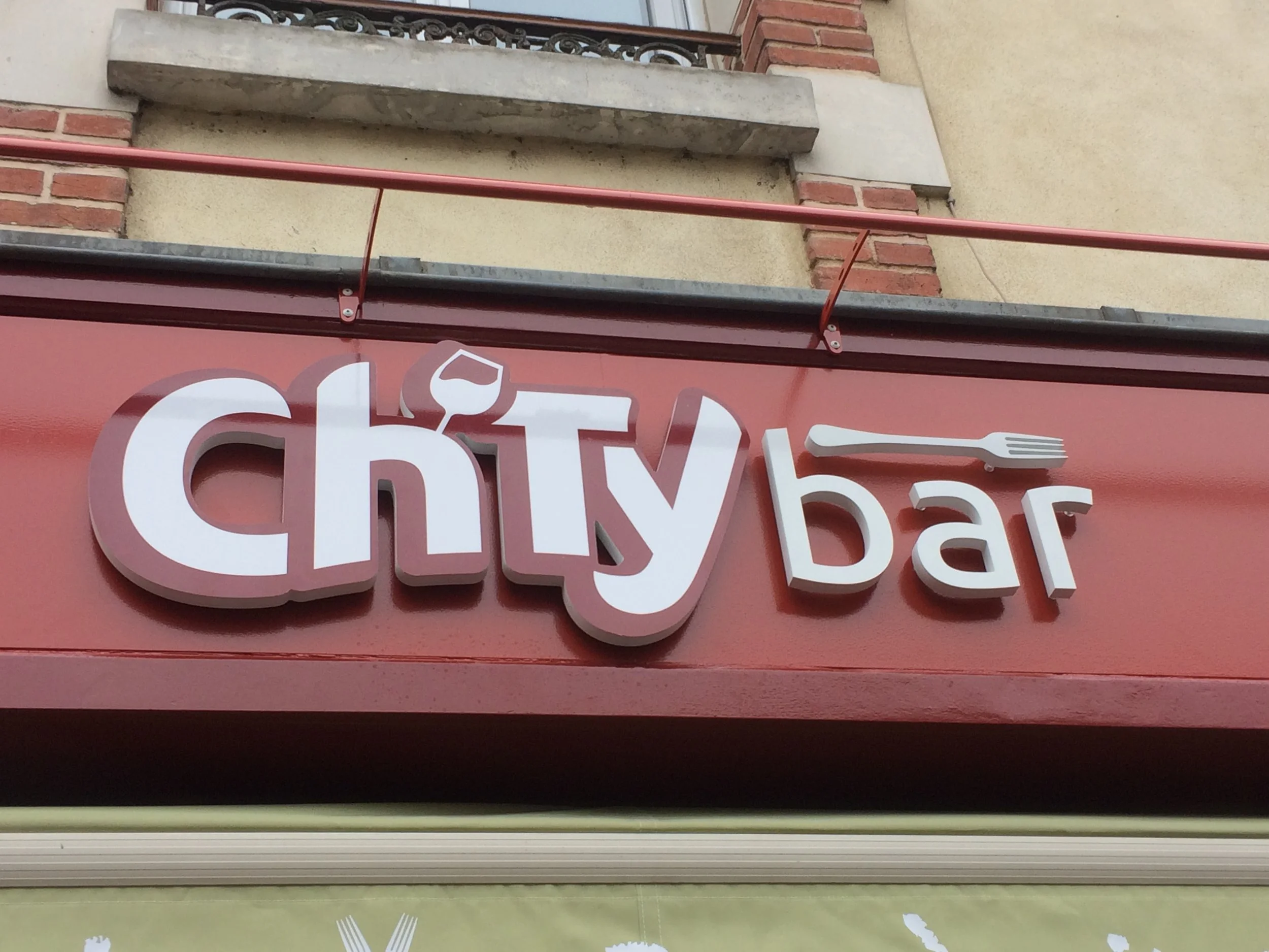 Le CH'Ty Bar est un établissement basé sur une offre simple et authentique ouvert à Rennes en fin d'année 2017. L'objectif du lieu est de créer une atmosphère simple et familiale. On s'y sent chez soi, en famille et entre amis. C'est un lieu de vie avant tout.