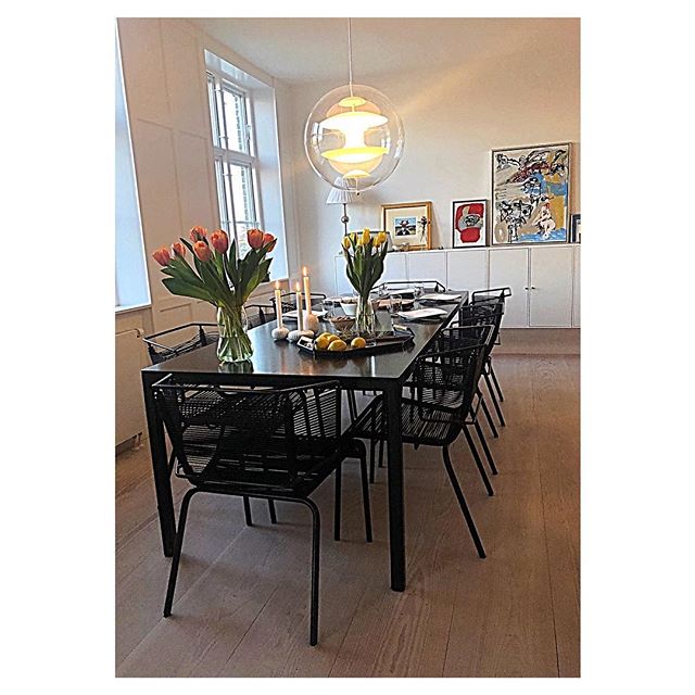 Easter time at Icelandic home in Denmark with V&ouml;k tray and Fifty chairs  @kolafs.
-
-
-
#easter #dinner #iceland #denmark #home #icelandic #home #v&ouml;k #tray #fifty #chairs #ligneroset #flowers #nordicstyle #interior #dinnertable #icelandicho