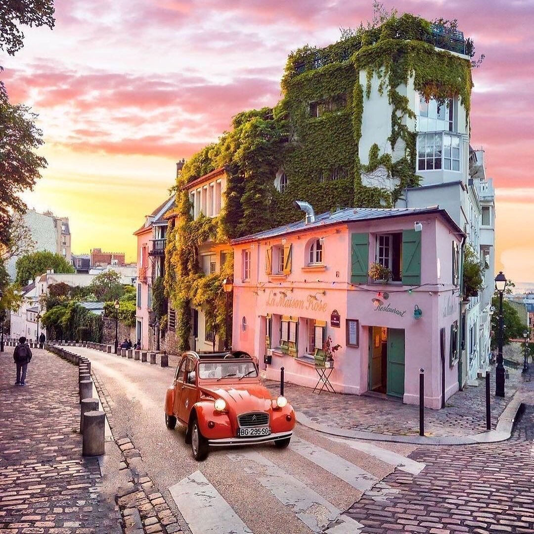 Ihana auringonlasku ja Montmartre ja Pariisi 🇫🇷⭐️ @hotelstomorrow 
Dreamy sunsets in Montmartre! 🇫🇷 Tucked in Paris, this charming locale is known for its cobbled streets, stunning Basilica, and artsy neighborhood. Visit lovely Sacré-Coeur

📸 @