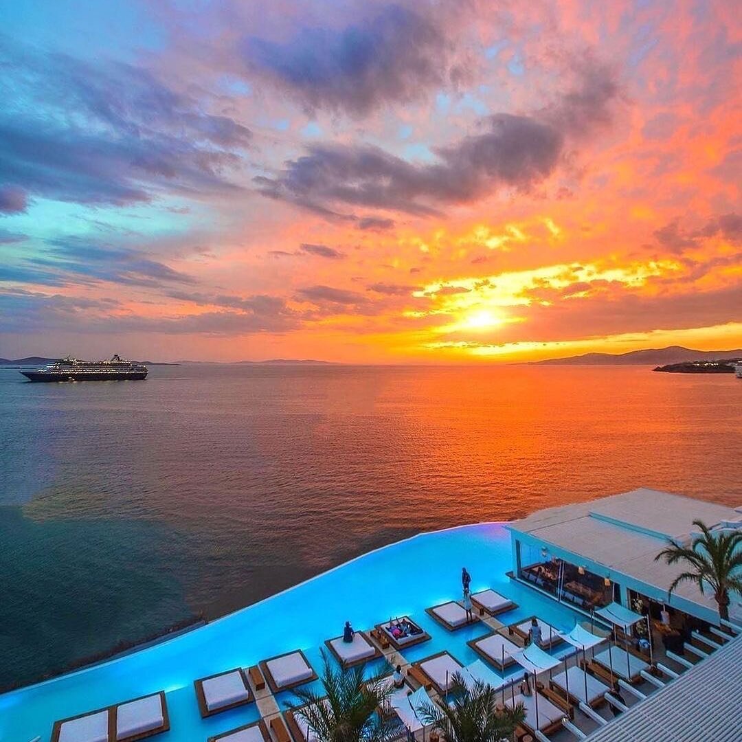 Ihana auringonlasku ☀️@amazinghotel.s 🥂🥂
Beautiful Sunset in Mykonos, Greece 🇬🇷 ☀️🥂
📸: @cbezerraphotos 
📍: @cavotagoomykonos

#cavotagoomykonos #skier_nunnu #amazing #mykonos #travelpronunnuk #vacationmode #vacation #greece #sunset #sunsetphot