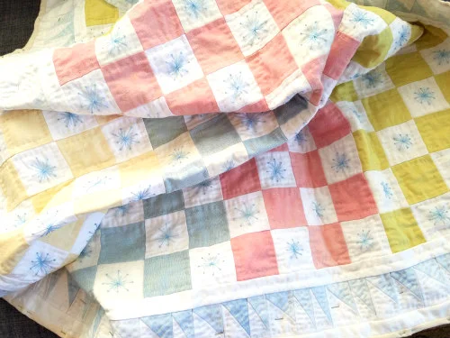 Spotlight top cot quilt