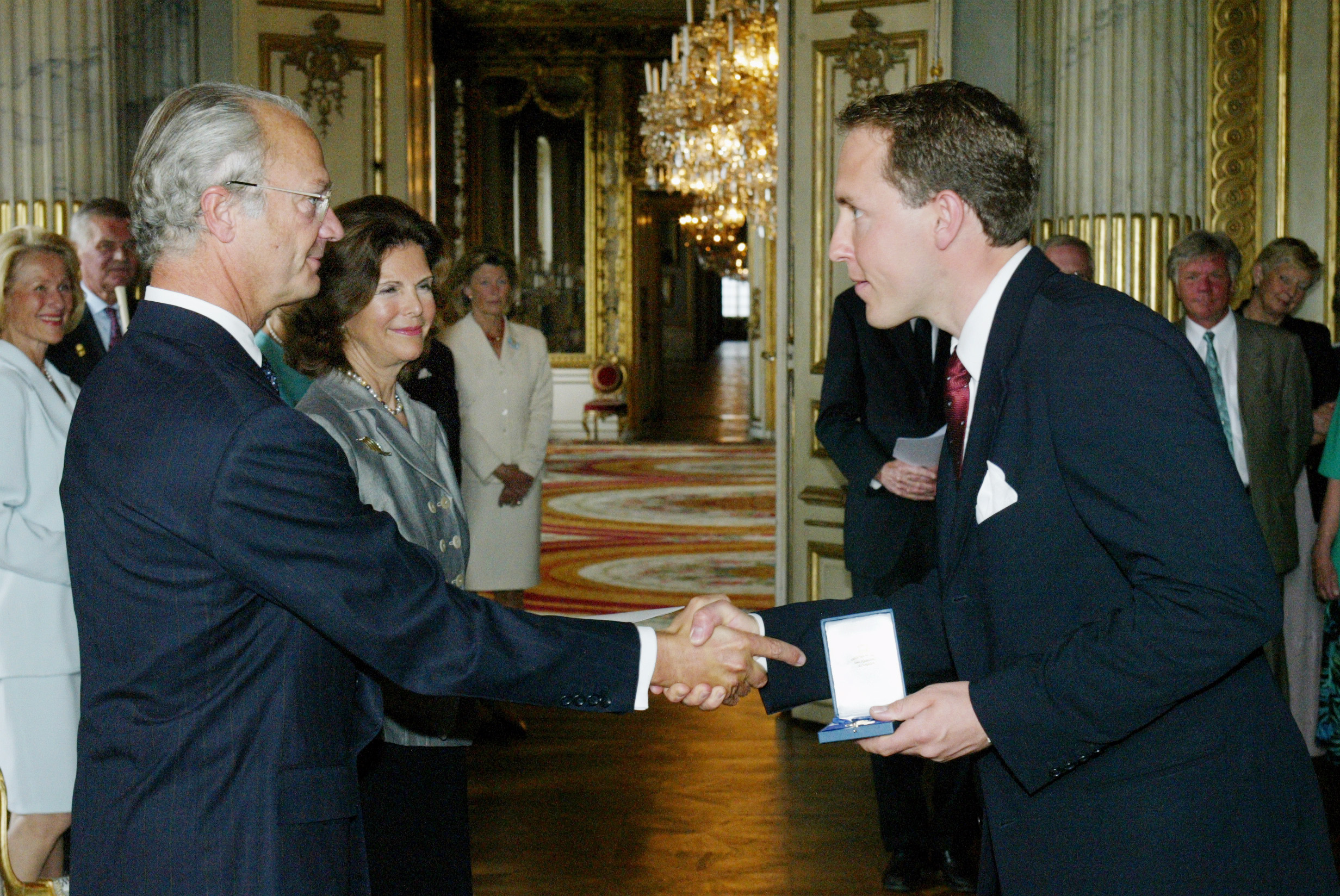 Mattias Klum receives a medal from H.M. King Carl XVI Gustaf.
